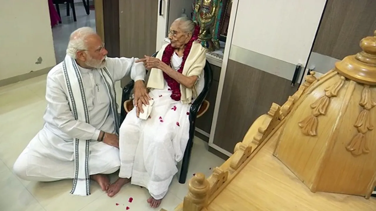 PM Modi Mother Death News: नहीं रहीं हीराबेन, पीएम मोदी ने मां को दी मुखाग्नि