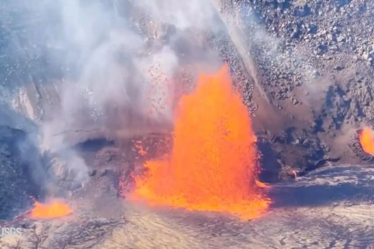 The Kilauea volcano in Hawaii releasing lava2