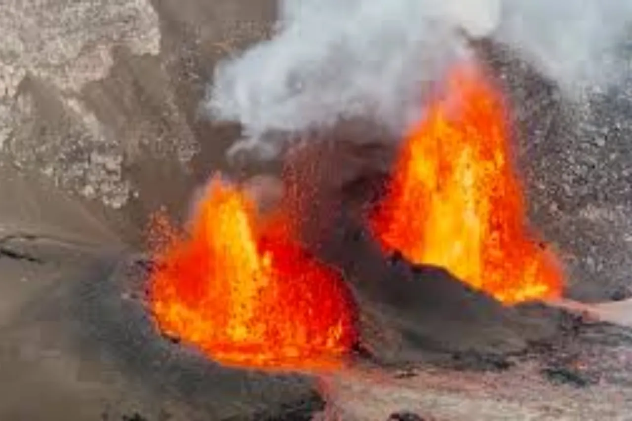 The Kilauea volcano in Hawaii releasing lava3