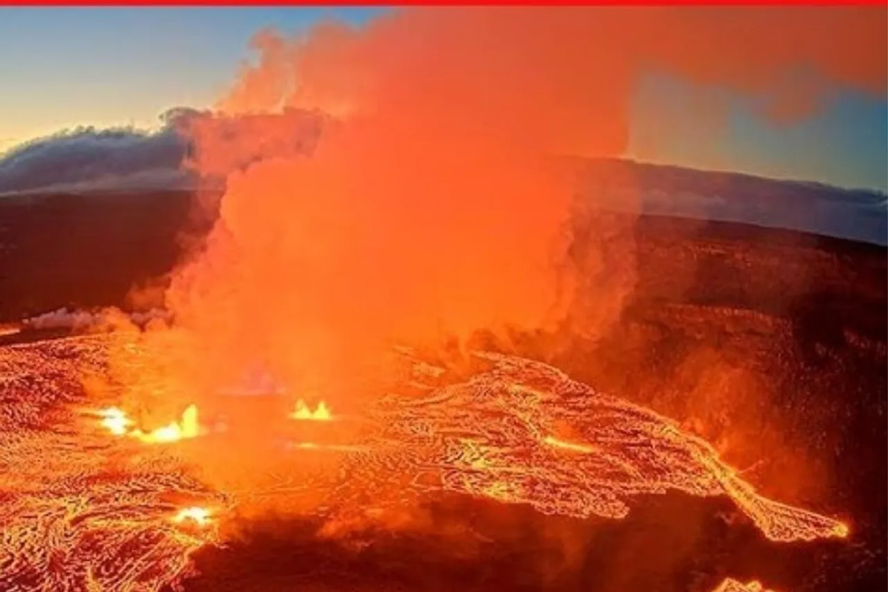 The Kilauea volcano in Hawaii releasing lava4