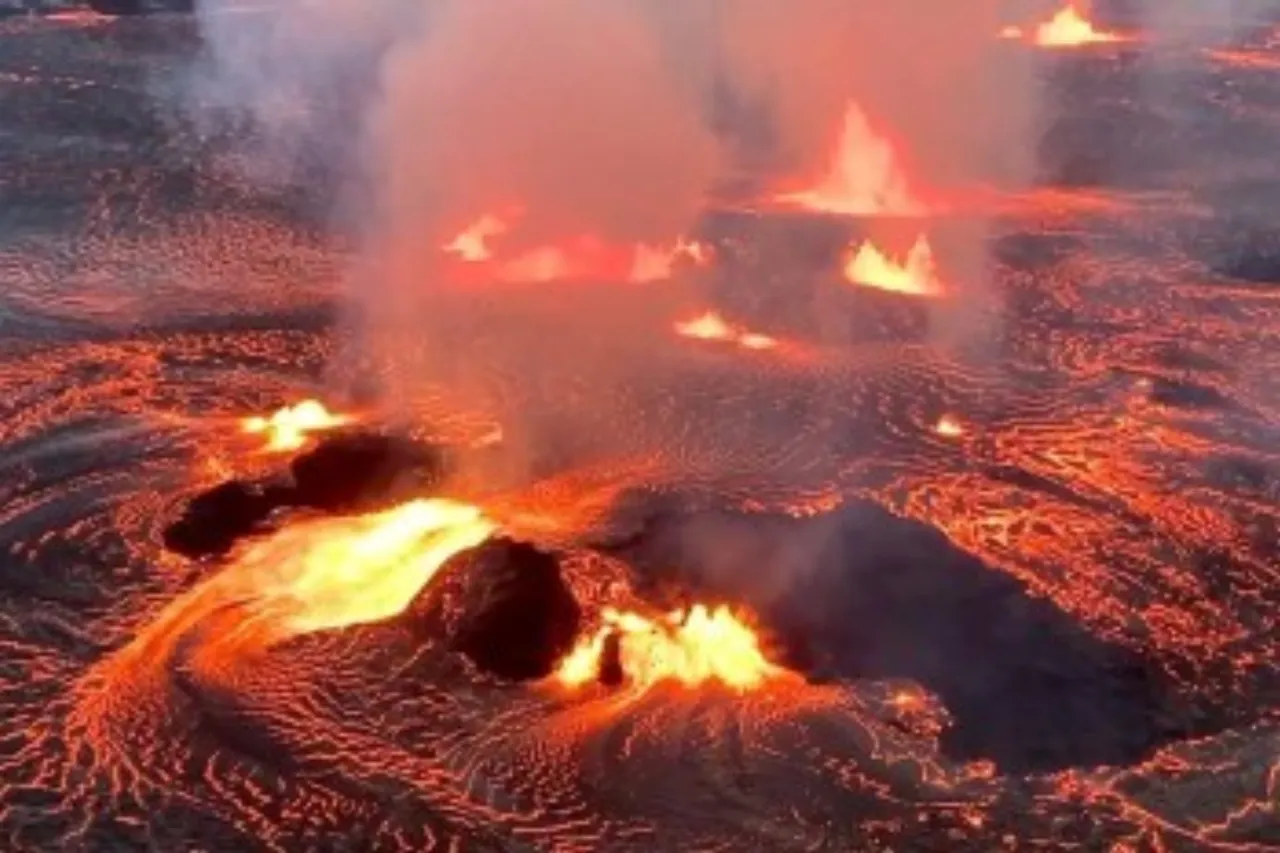 The Kilauea volcano in Hawaii releasing lava5