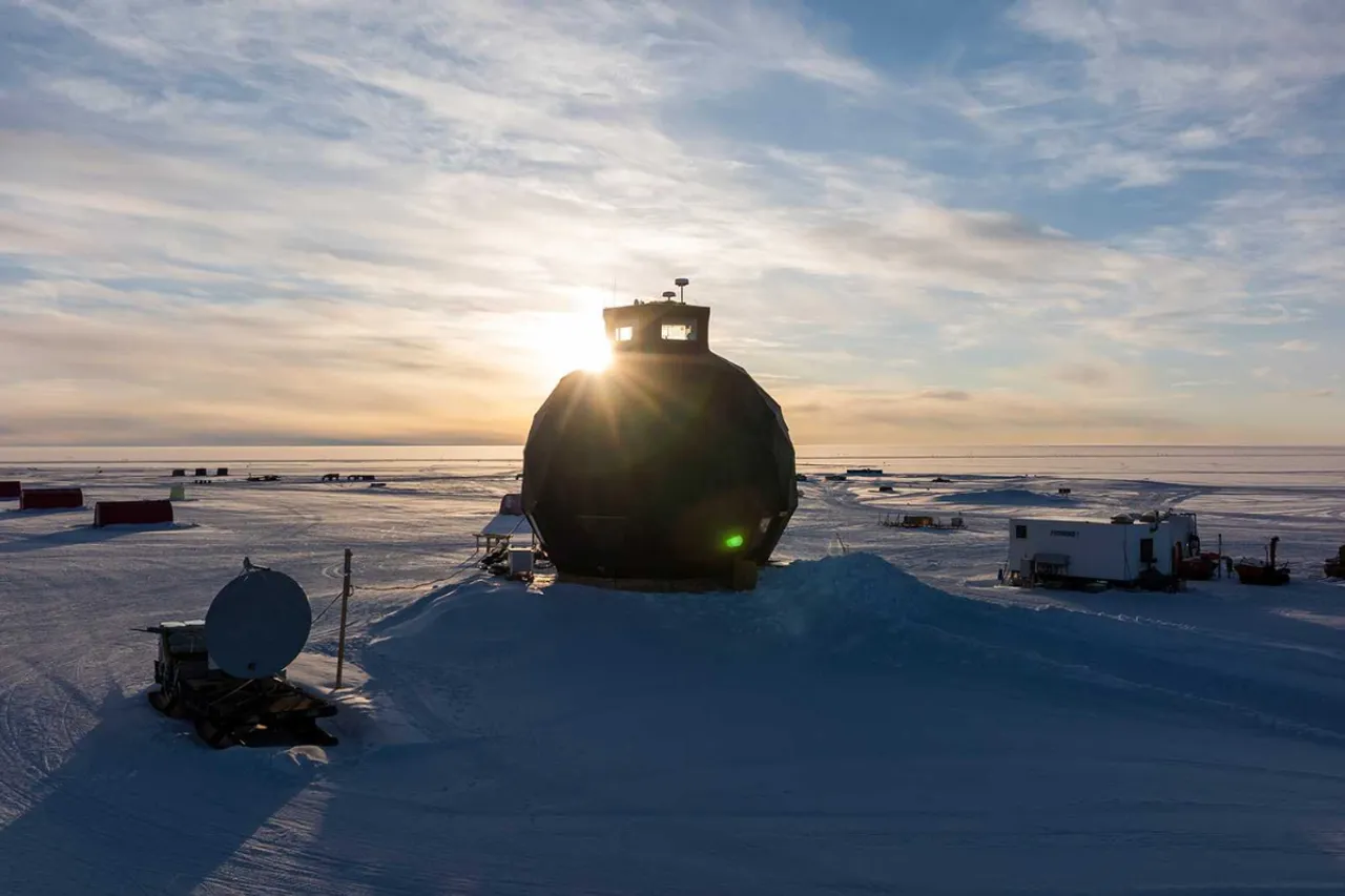 The researchers’ camp on the North East Greenland Ice Stream (NEGIS), around 400 kilometres from the coast. (Image: Lukasz Larsson Warzecha / LWimages)