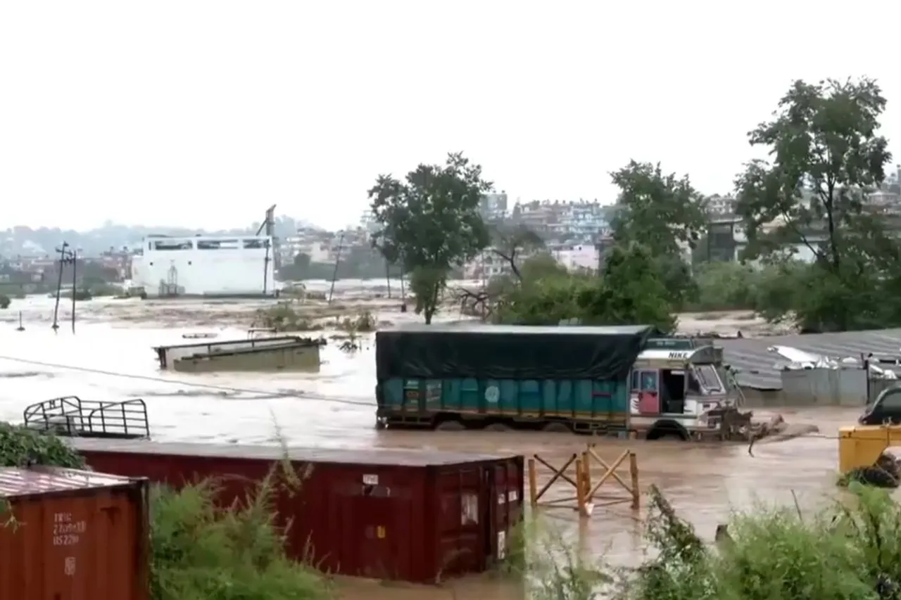 132 dead, 64 missing, 61 injured and 3626 persons are rescued1a