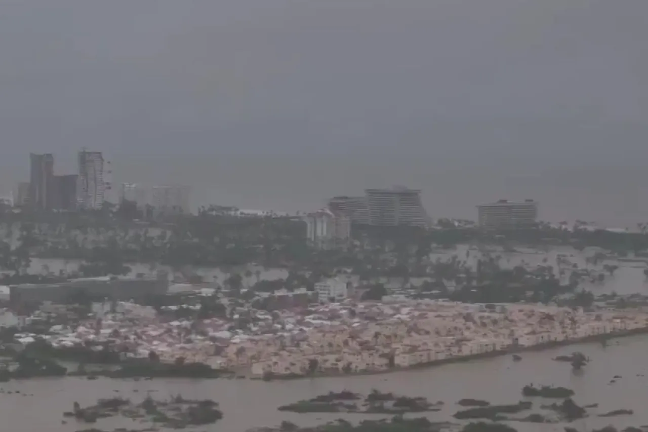Acapulco hit by landslides