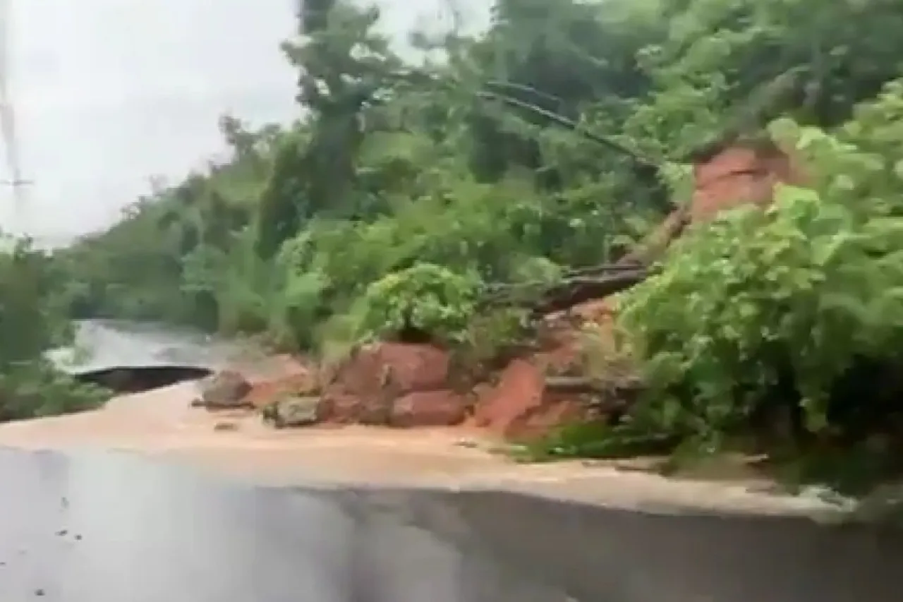 access road linking Acapulco's tourist area to the Cumbres de Llano Largo neighbourhood has collapsed
