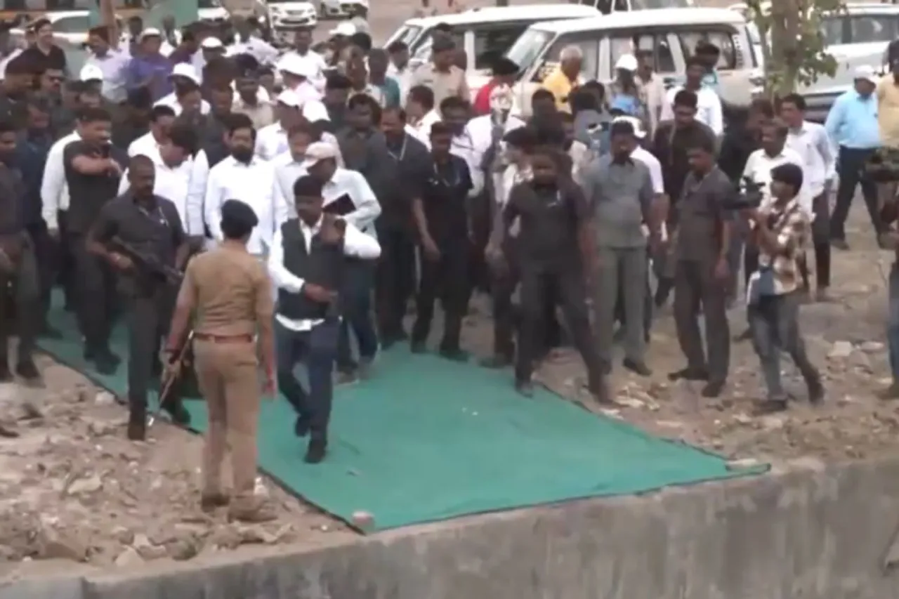 Green carpet laid for Maha CM Eknath Shinde for Sewage Inspection 