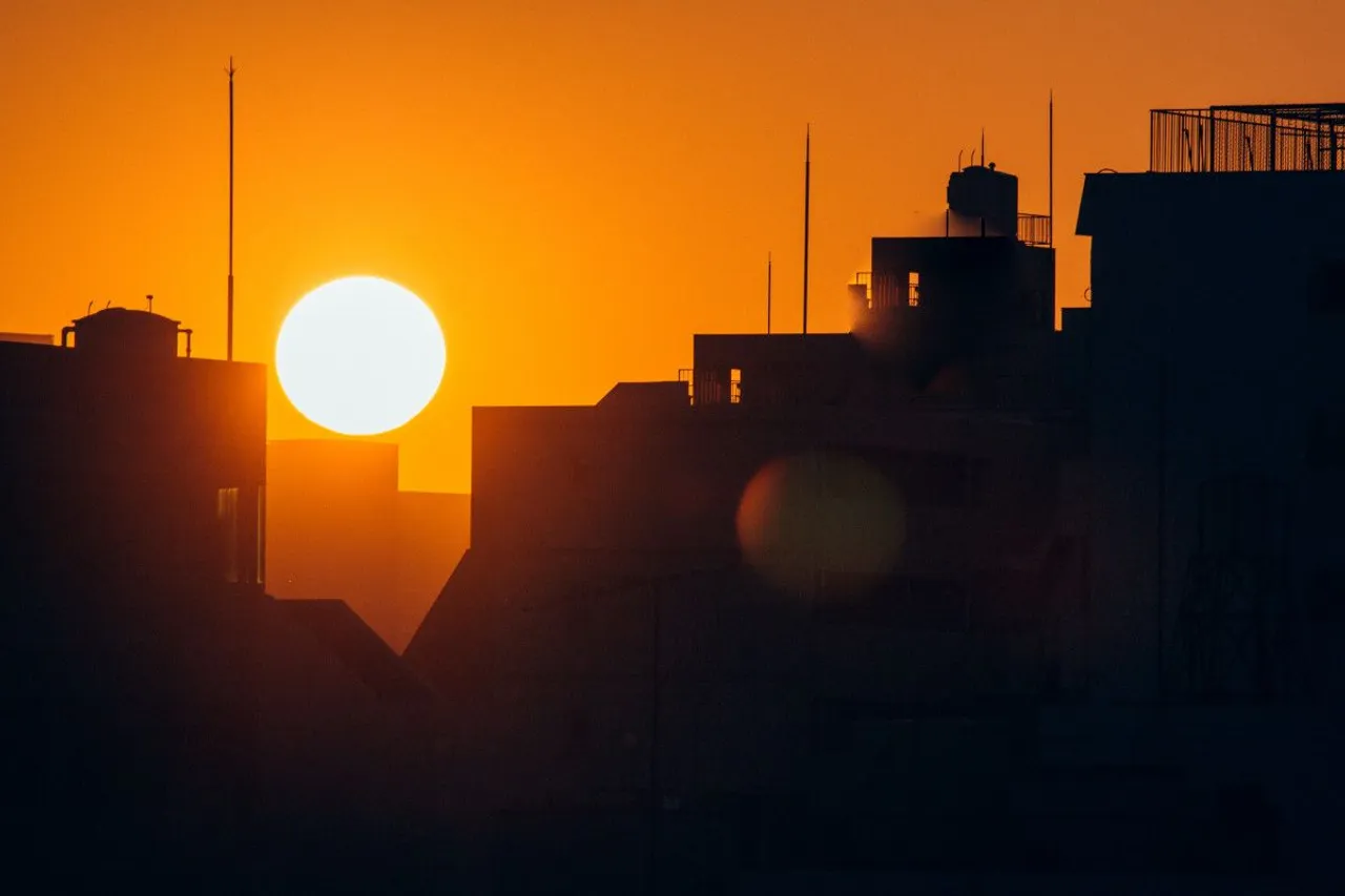 Delhi Records Hottest Night Ever Hits 35.2°C, 5 Dead from Heatstroke
