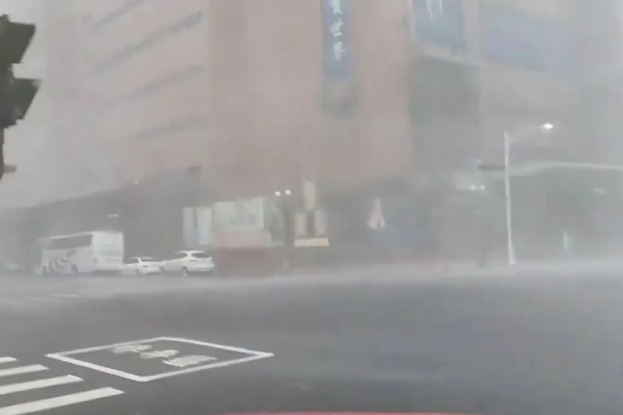 Footage of Typhoon Krathon roaring in the city of Kaohsiung Taiwan