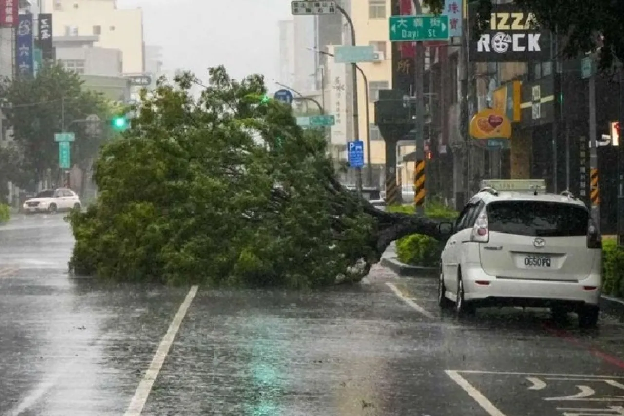 Footage of Typhoon Krathon roaring in the city of Kaohsiung Taiwan11
