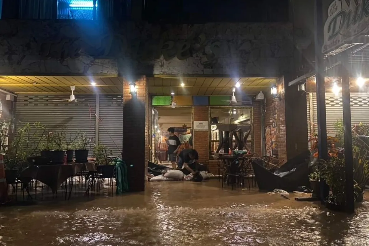 Massive flood hits Chiang Mai in Thailand12
