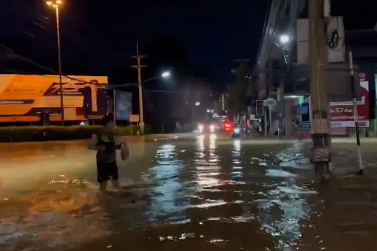 Massive flood hits Chiang Mai in Thailand1234