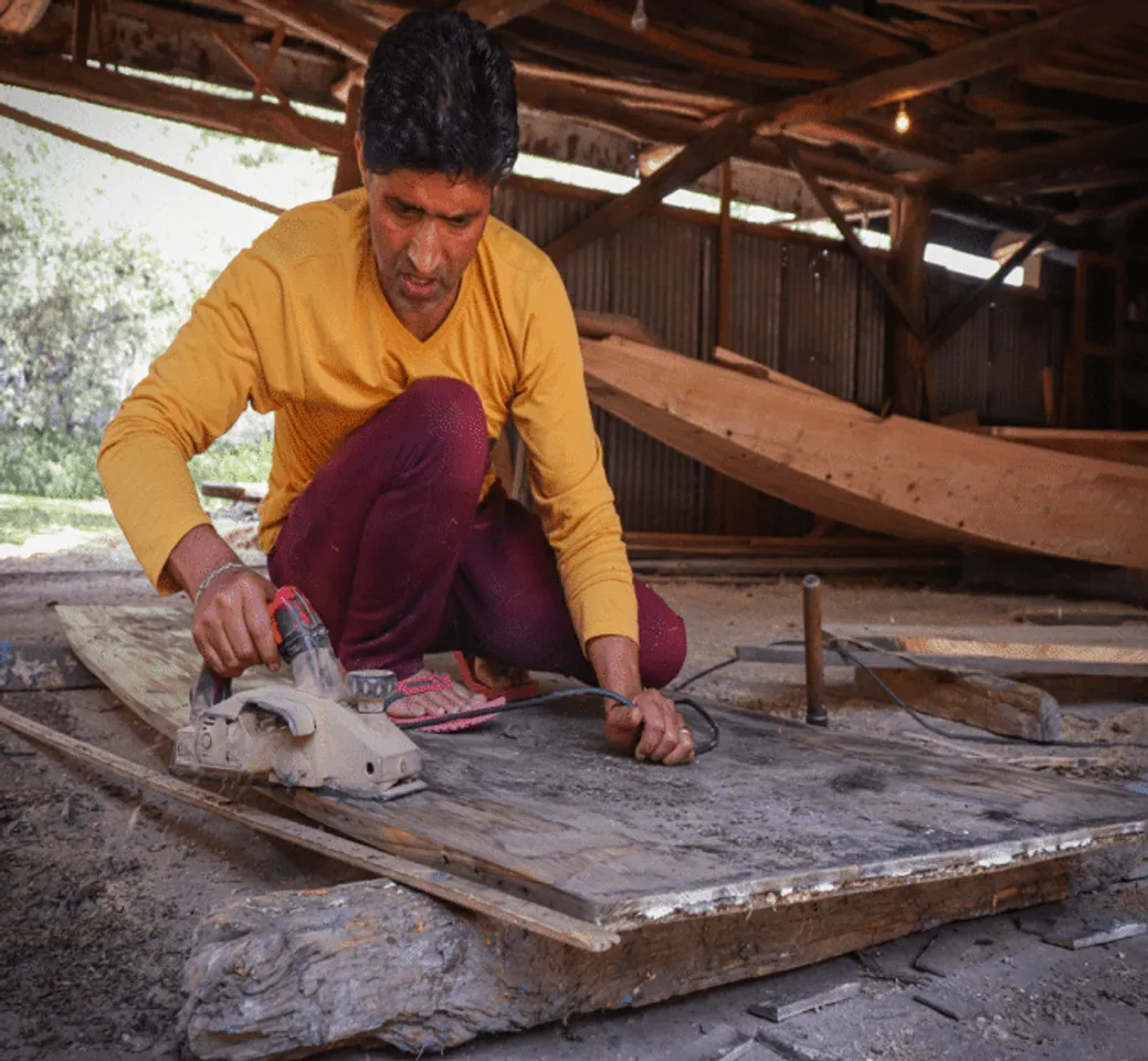 Making of the houseboat in Kashmir