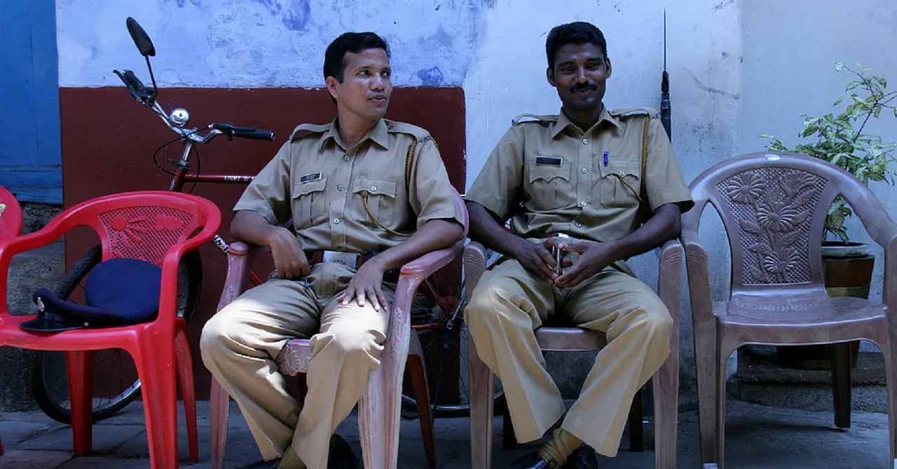सेल्फी लेने से लेकर घर जाकर मिलने तक - जानिये क्या क्या कर रही है दिल्ली और पुणे पुलिस, हमारे बुजुर्गो के लिए !