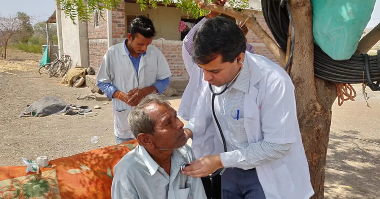 महाराष्ट्र : अब तक 55 गाँवों में सौ से ज्यादा निःशुल्क कैंप लगाकर, हजारों लोगों को कैंसर से बचा चुके हैं डॉ. स्वप्निल माने!