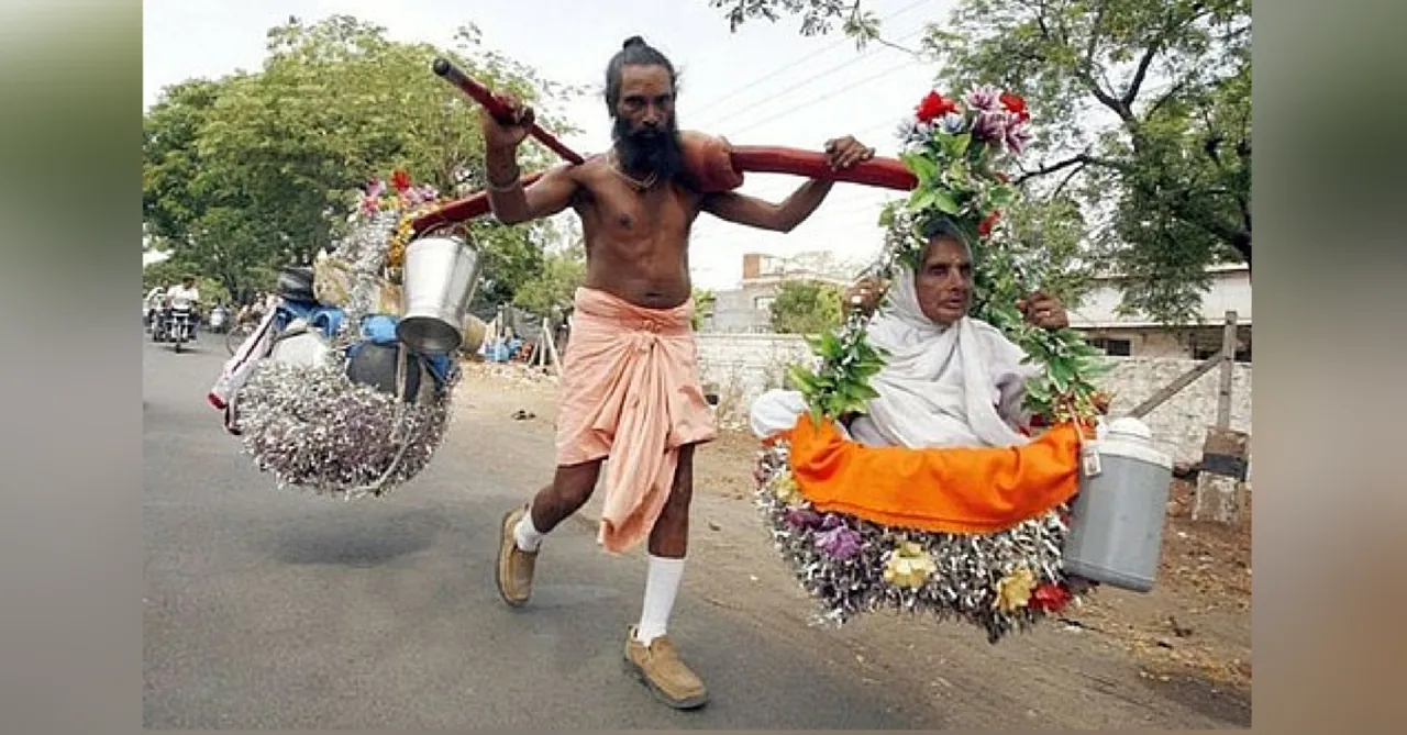 अंधी माँ को कंधे पर उठाकर बीस वर्षो से चल रहे है जबलपुर के कैलाश गिरी !