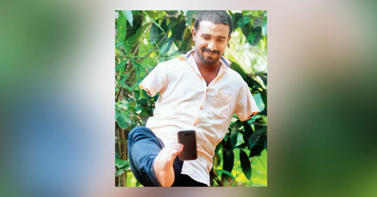 हाथ नहीं है इसलिए पैरों से डालते हैं वोट, केरला के आब्दु समद !
