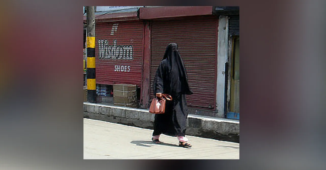 कश्मीर में उपद्रव के बीच, 40 किमी पैदल चलकर, घायलों के इलाज के लिए अस्पताल पहुंची ये नर्स !