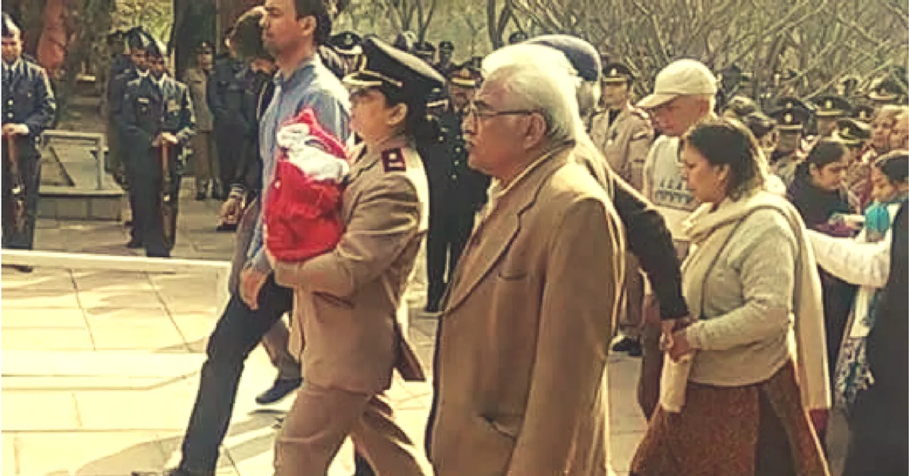 5 दिन की बच्ची को लेकर शहीद पति के अंतिम संस्कार में पहुंची मेजर कुमुद डोगरा को सलाम
