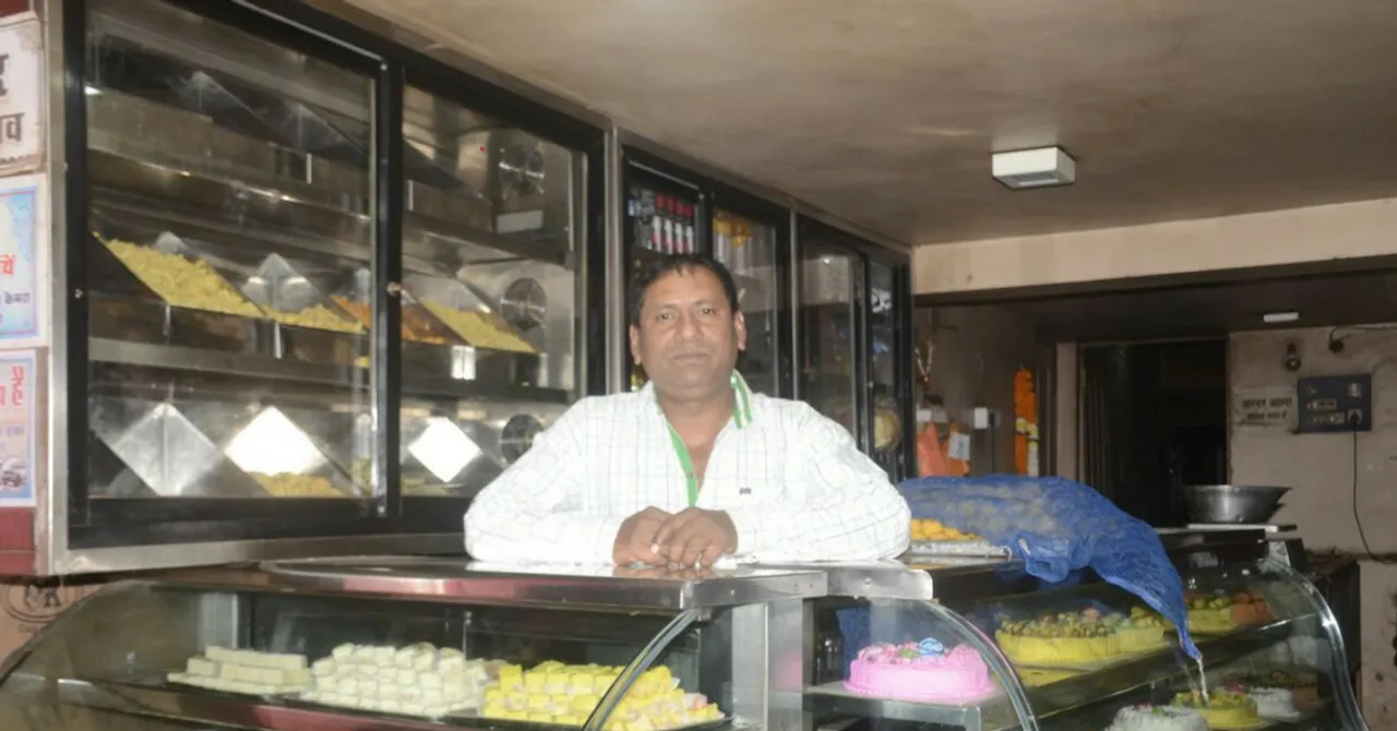 एक  दर्जन  से ज़्यादा कर्मचारी, लाखों का टर्नओवर - कहानी राजनांदगांव के टीकम पोहा वाले की!