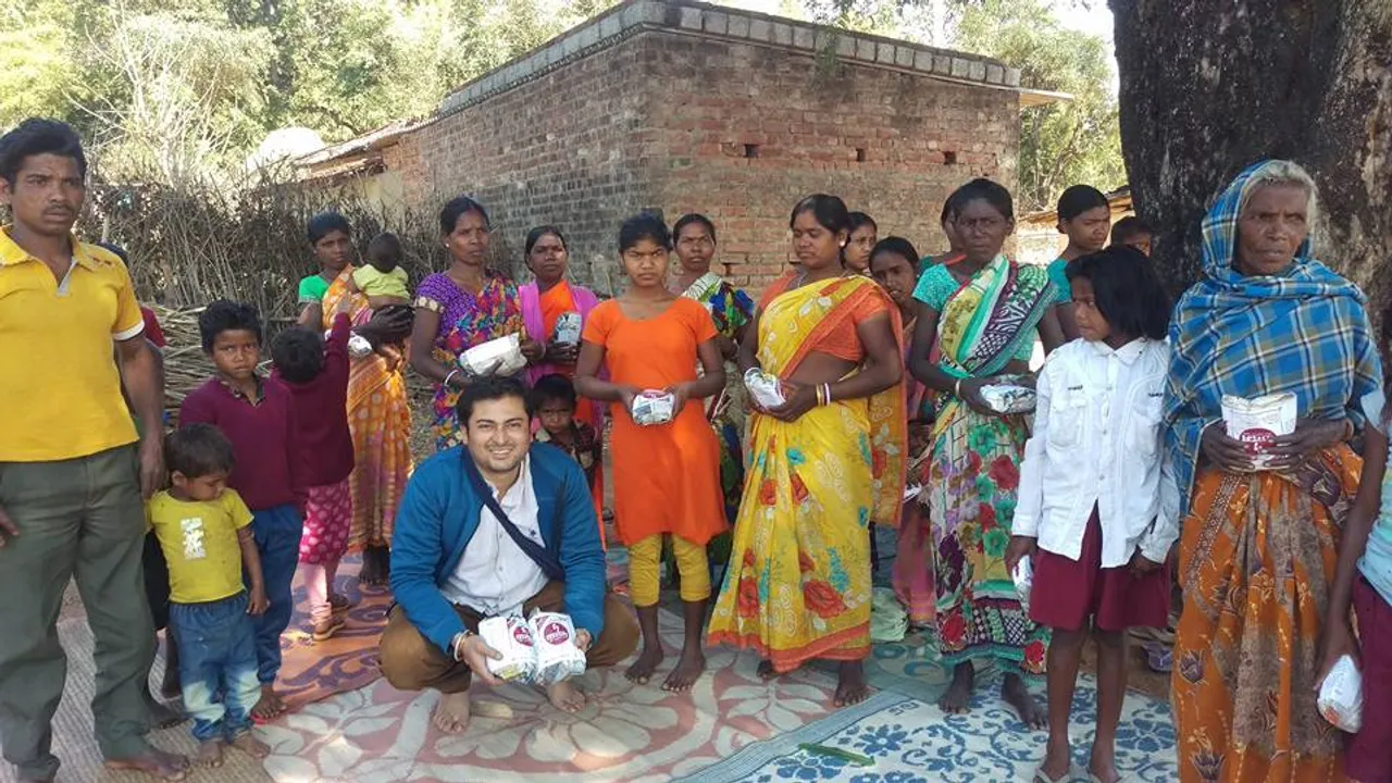 पाँच सितारा होटल की नौकरी छोड़ झारखंड में माहवारी के प्रति महिलाओं को सजग कर रहे है 'मंगरु पैडमैन'