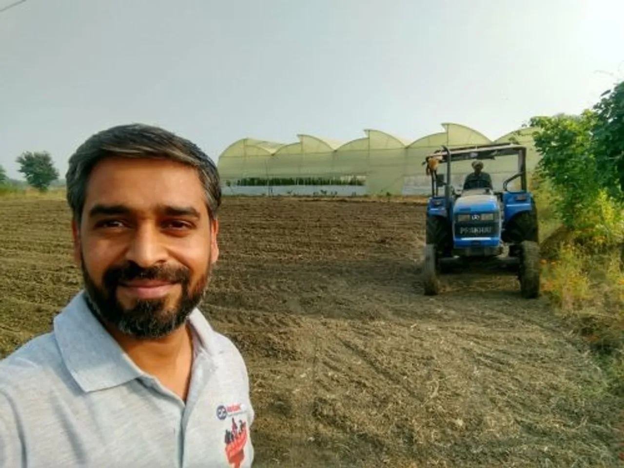 मध्य-प्रदेश: लाखों की नौकरी छोड़ बने किसान; बिचौलियों से मुक्त करा रहे है किसानों को!