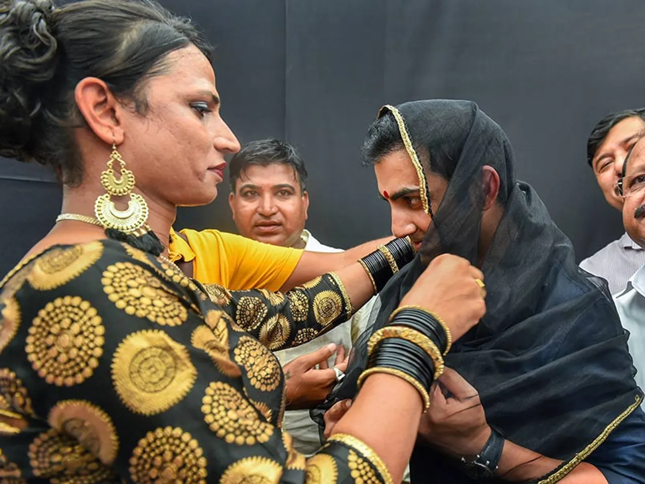 जानिए क्यों क्रिकेटर गौतम गंभीर ने लगाई बिंदी और पहना दुपट्टा; वजह दिल छू जाएगी!