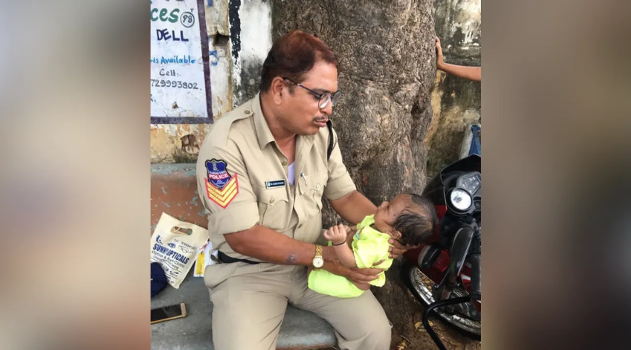 ड्यूटी के दौरान बच्चे को सँभालते नजर आये पुलिस अधिकारी; वजह दिल छू जाएगी!