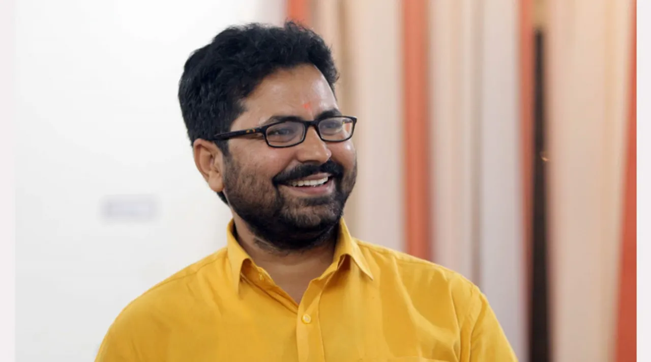 खुद किताबों के अभाव में बड़ा हुआ यह पत्रकार अब आपकी रद्दी को बना रहा है ग्रामीण बच्चों का साहित्य!