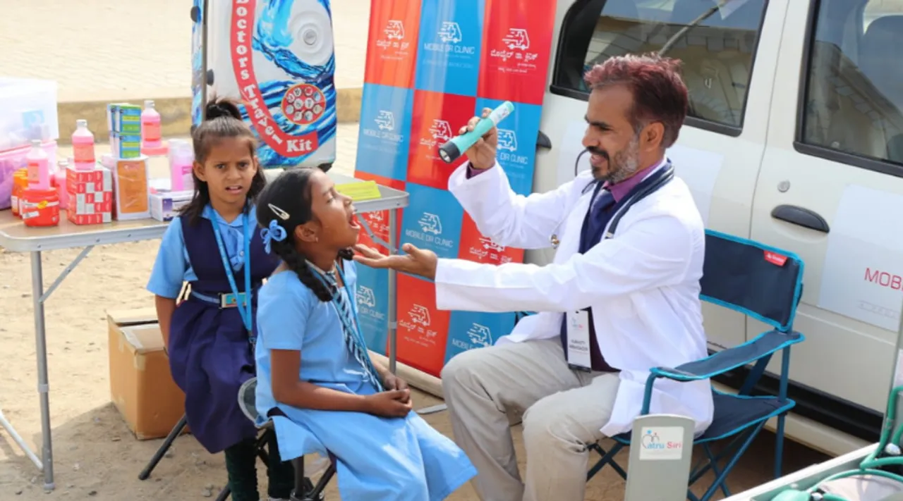 कार को मोबाइल क्लिनिक बना, अब तक 36,000+ ग्रामीणों तक स्वास्थ्य सुविधाएं पहुंचाने वाला डॉक्टर!