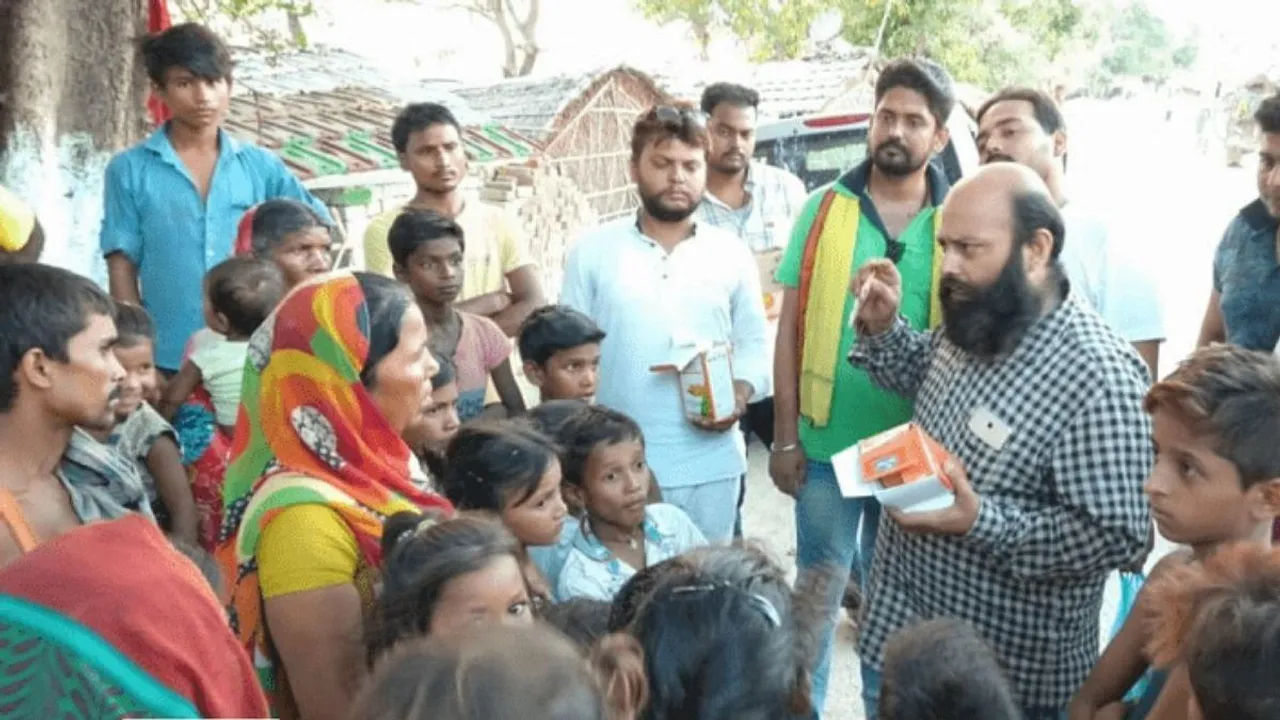 चमकी बुखार से पीड़ित गाँववालों तक राहत पहुंचा रही है बिहार के पत्रकारों की यह टीम!