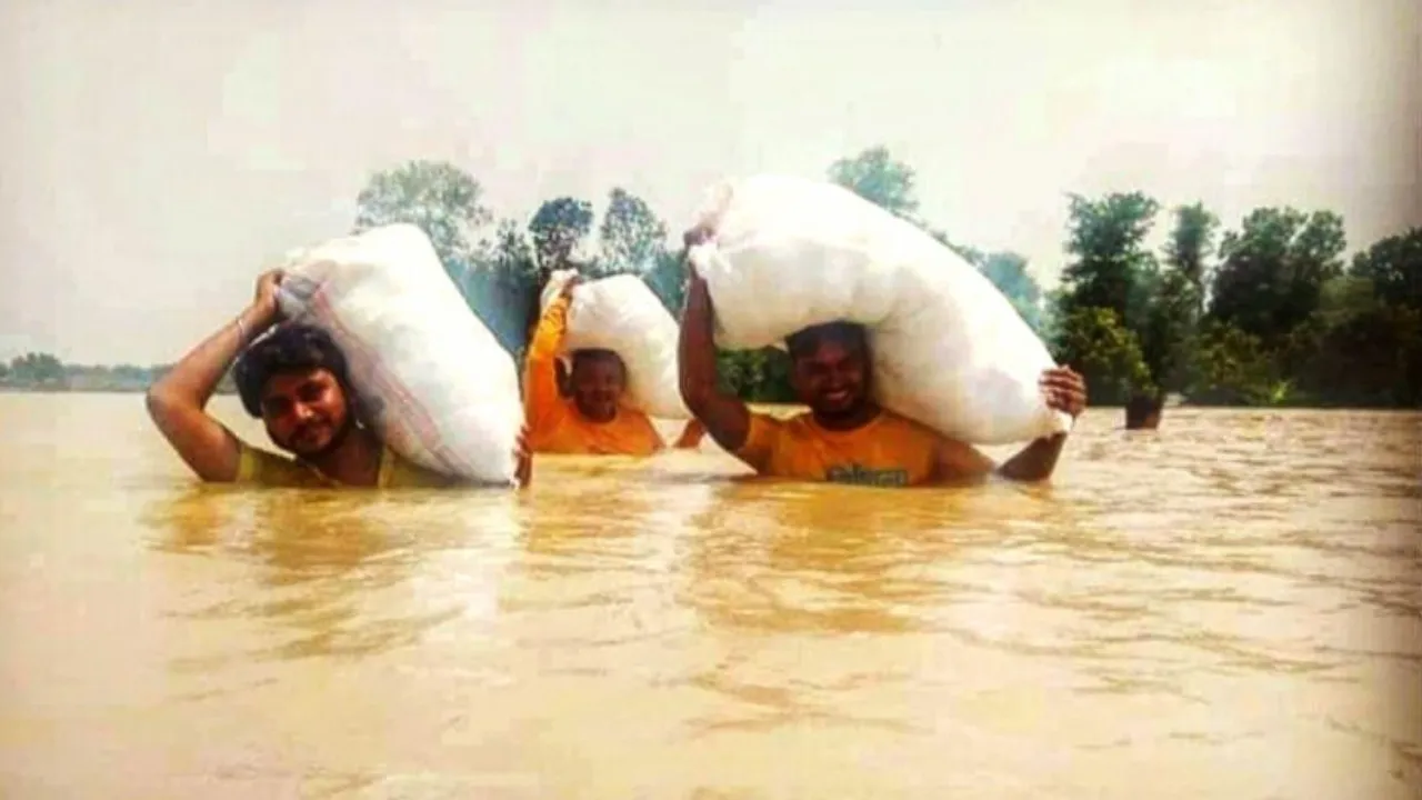 बाढ़ में डूबा बिहार, पानी में तैरकर, कीचड़ में उतरकर मदद पहुंचा रहे हैं ये युवा!