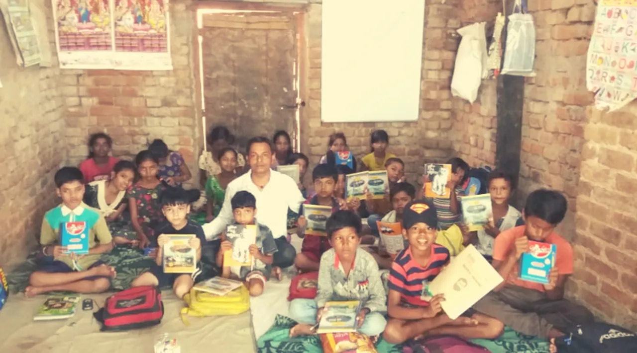पिता की मृत्यु के बाद छोड़नी पड़ी थी पढ़ाई, आज 70 बच्चों को पढ़ा रहा है यह शख्स!