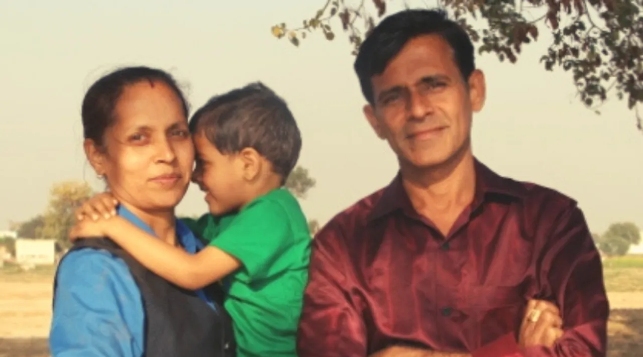 अपने घर में ही तालाब बनाकर कर सकते हैं मोती पालन, देशभर में लोगों को सिखा रहा है यह दंपति!