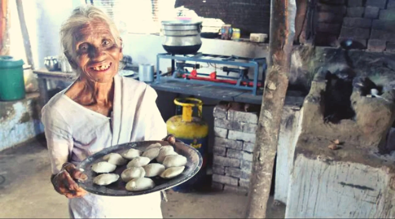 1 रुपये में इडली, 2.50 रुपये में दोसा खिला रही हैं ये दो दादियाँ!