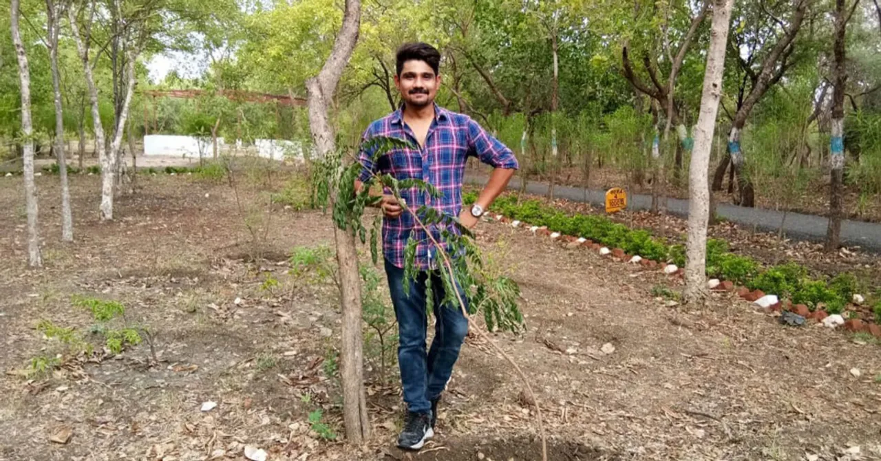 भोपाल: पहले पॉकेट मनी से और अब सैलरी से, हर रविवार पौधे लगाते हैं ये बैंकर, कई बन चुके हैं पेड़!