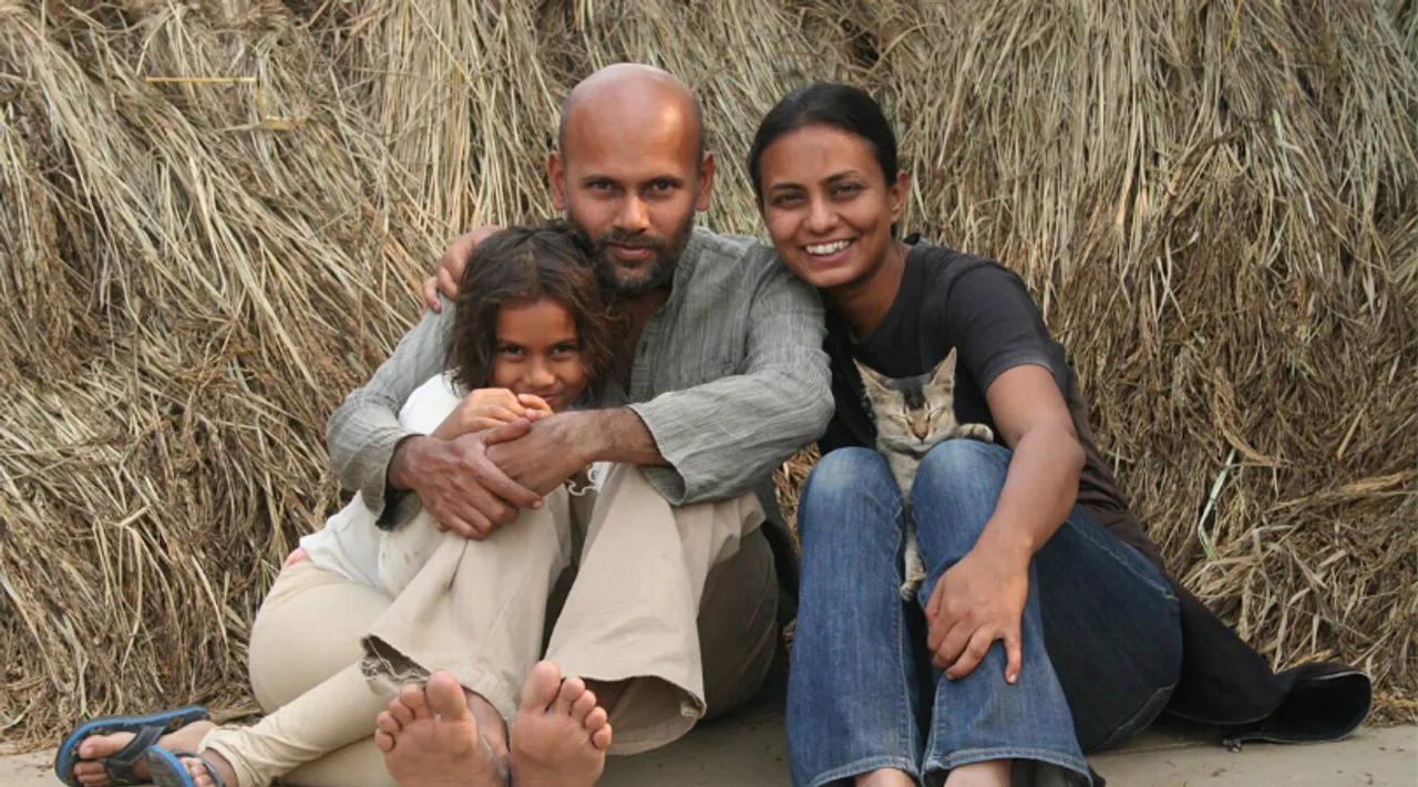 अमेरिका छोड़ गाँव में बसा दंपति, 2 एकड़ ज़मीन पर उगा रहे हैं लगभग 20 तरह की फसलें!