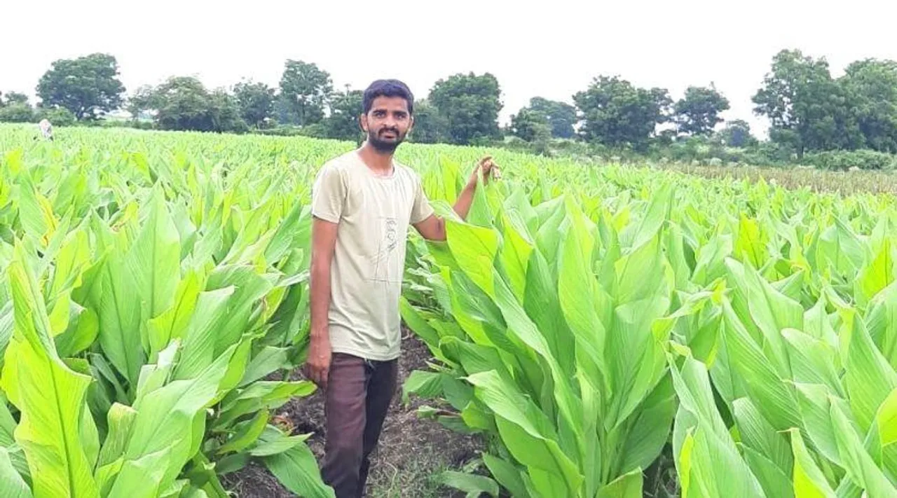 एक किसान, तीन काम: हल्दी की खेती, प्रोसेसिंग और मार्केटिंग से लाखों का मुनाफा