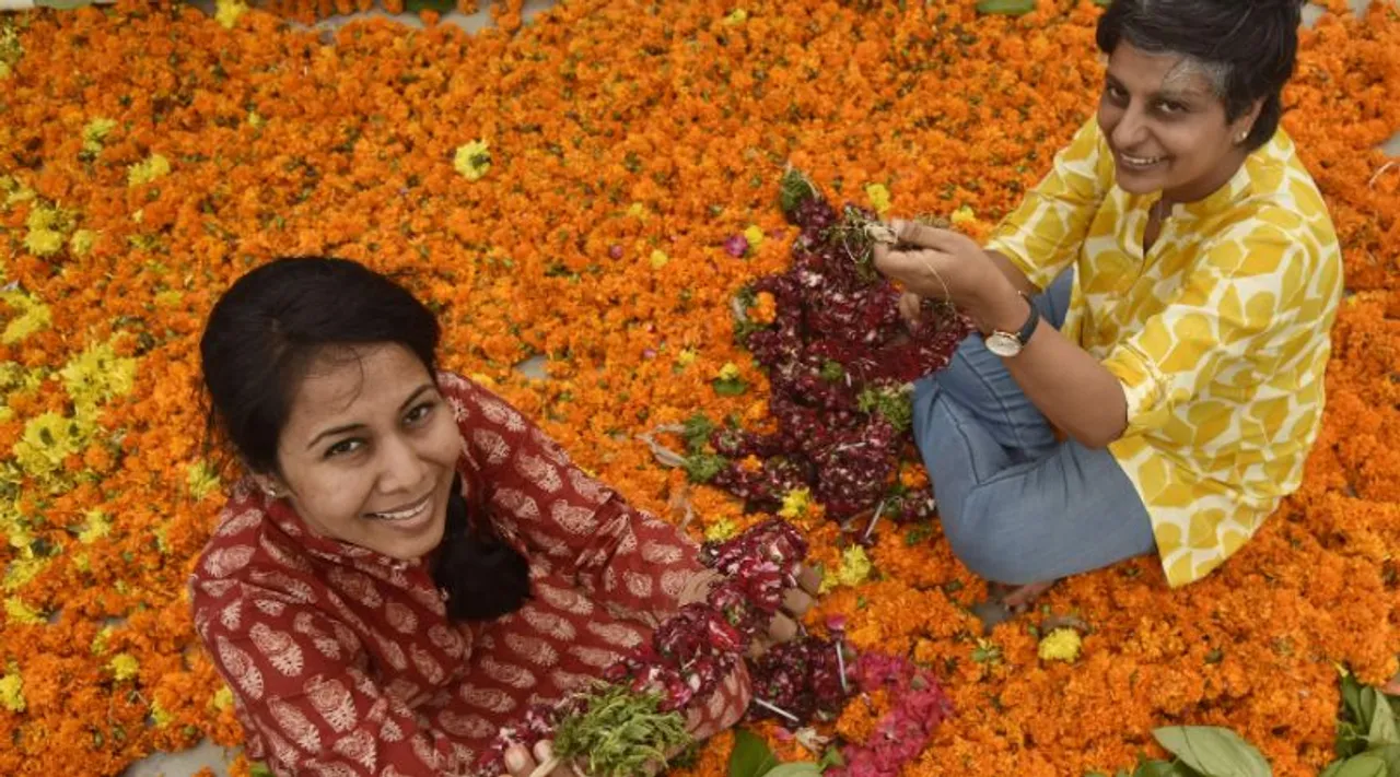 हैदराबाद: मंदिरों से फूल इकट्ठा कर उनसे अगरबत्ती, साबुन आदि बना रहीं हैं ये सहेलियाँ