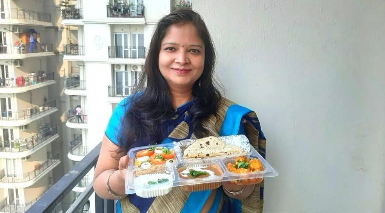 कैसे शुरू करें टिफ़िन सर्विस बिज़नेस: गृहिणी से उद्यमी बनीं दिल्ली की जिनिषा से जानें