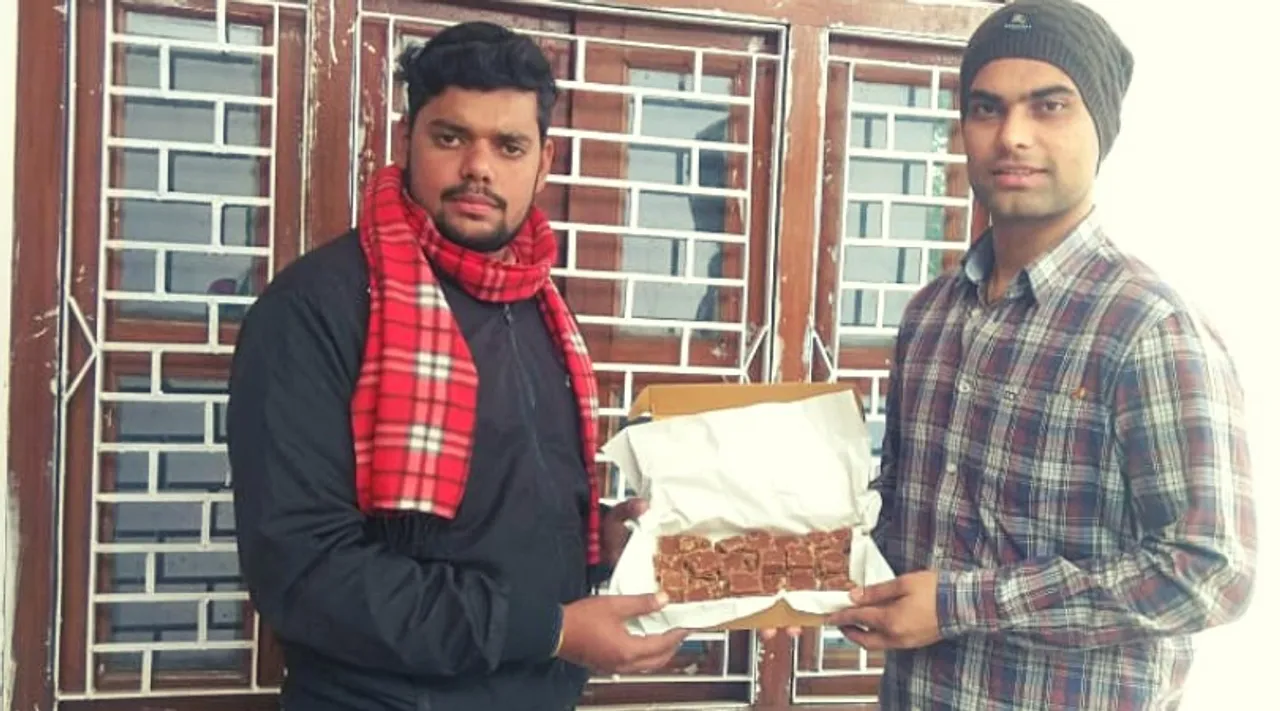 24 साल के युवक कर रहे हैं जैविक खेती, 5 फ्लेवर में गुड़ बनाकर दिया 15 को रोज़गार