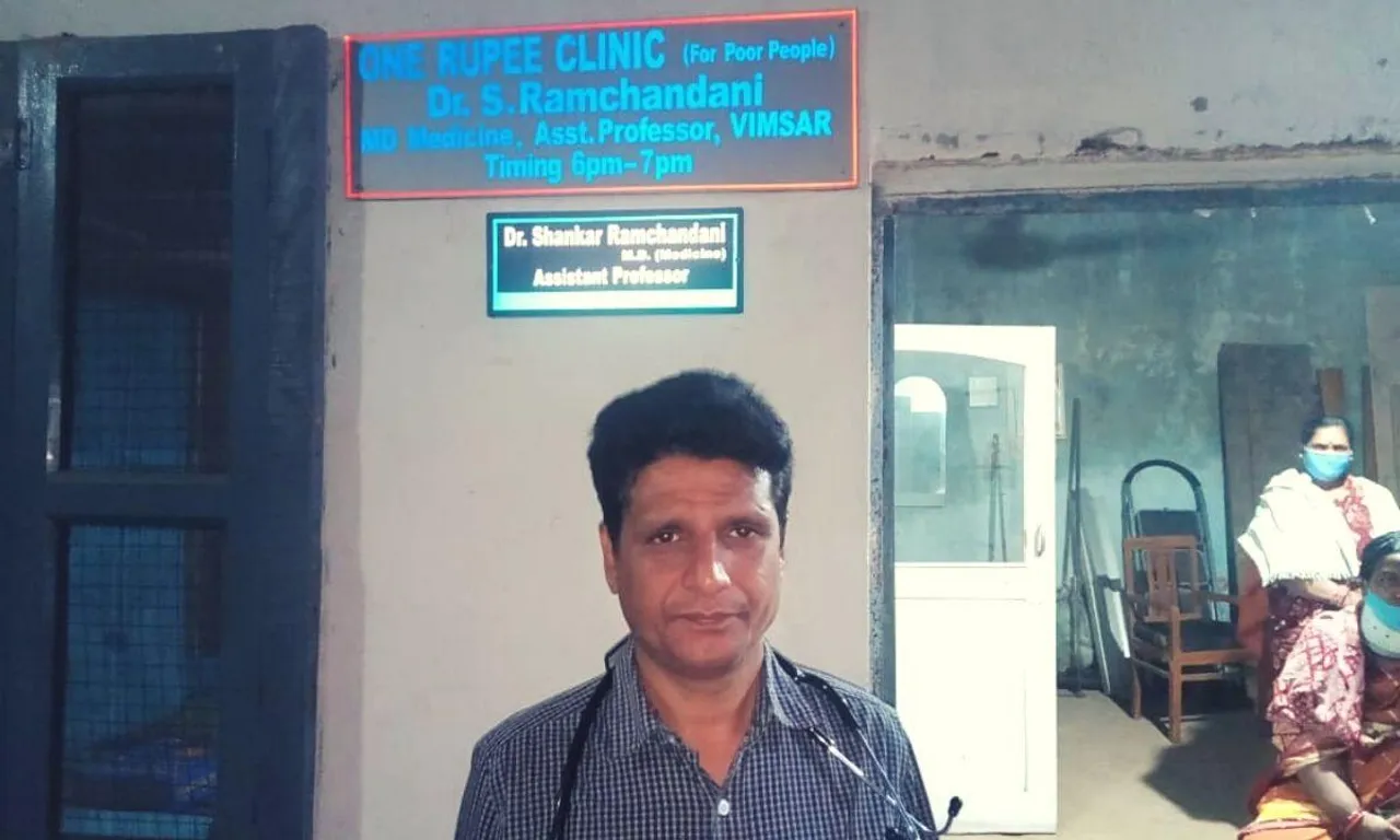 दिन भर करते हैं नौकरी, शाम को अपनी कमाई के एक हिस्से से चलाते हैं ‘एक रुपया क्लिनिक'