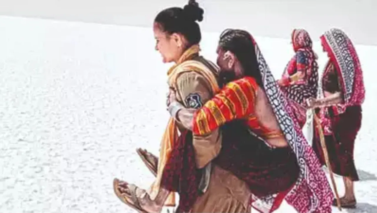 Story Varsha Parmar, who took an old age lady on her back