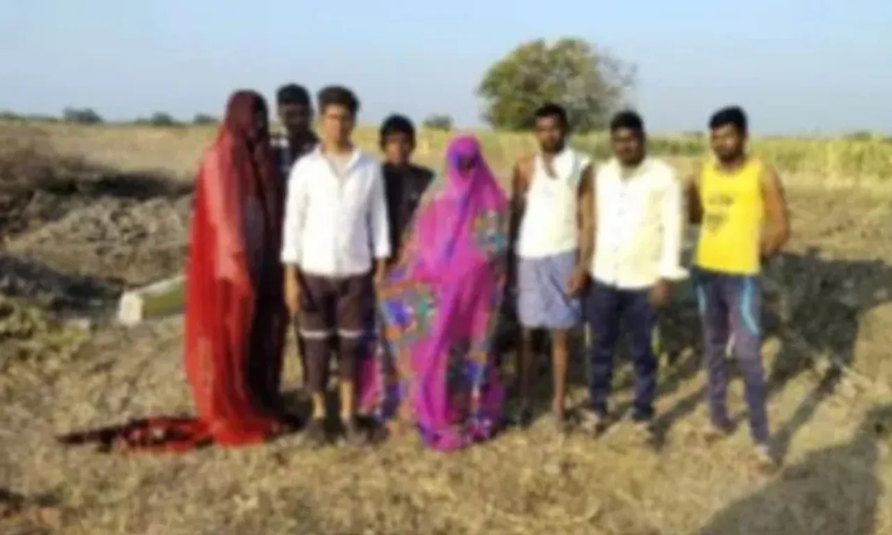 Men Dressed In Saris Arrive To Claim MNREGA Funds