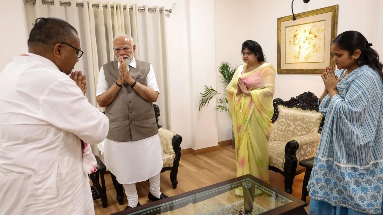 PM Modi Meets Family Of Pahalgam Victim