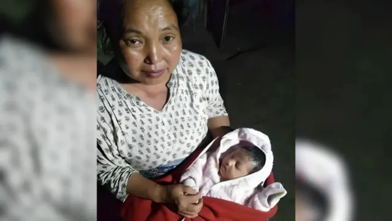मणिपुर की ASHA वर्कर माइदिनिलिउ प्रिन्माई ने दूर-दराज़ के गांवों में बच्चों तक पोलियो वैक्सीन पहुँचाने के लिए कठिन और पहाड़ी रास्तों से 8 घंटे तक 28 किलोमीटर की पैदल यात्रा की।   Manipur ASHA Worker Treks 28KM For 8 Hours On Foot To Deliver Polio Vaccines