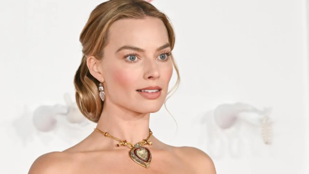 Margot Robbies Taj Mahal diamond necklace becomes internet sensation