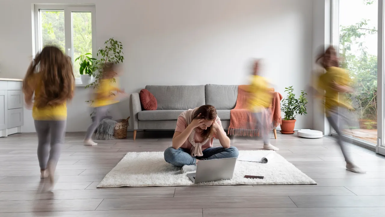 working women burdened with family (freepik)