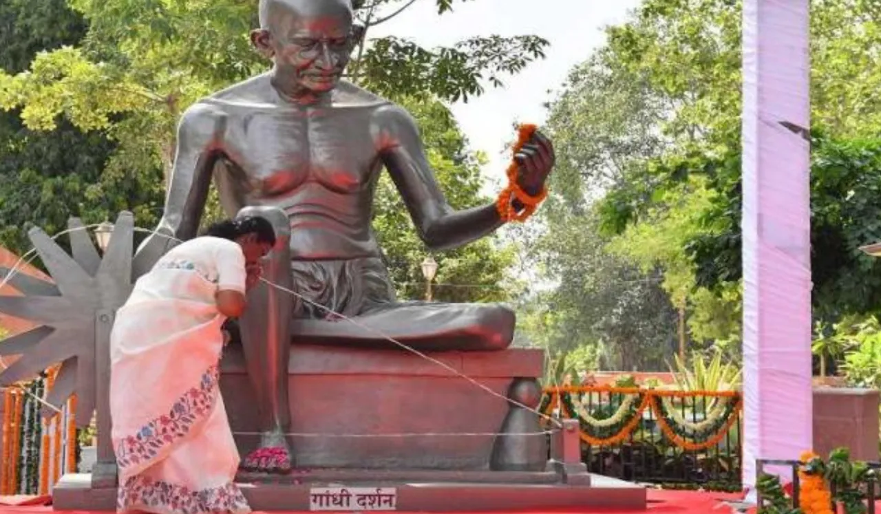 Statue of Mahatma Gandhi(Fast Mail Hindi)