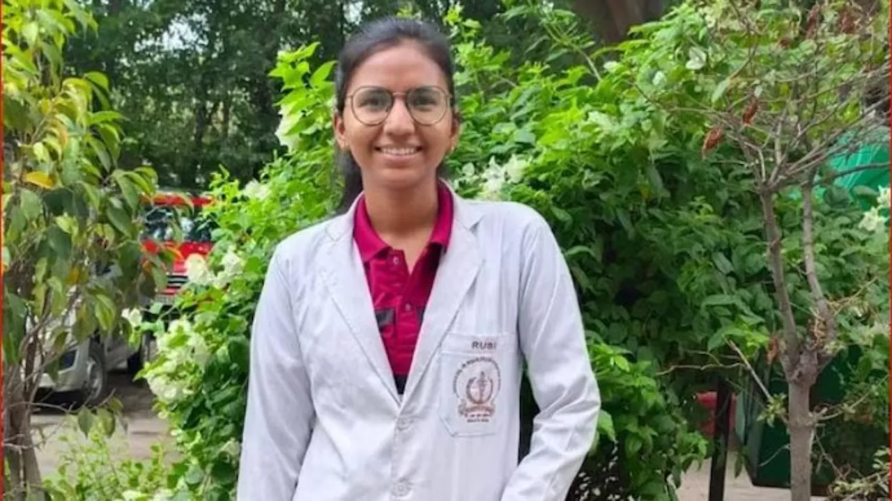 Daughter Of Auto Rickshaw Driver Ruby Prajapati Cracked NEET Exam
