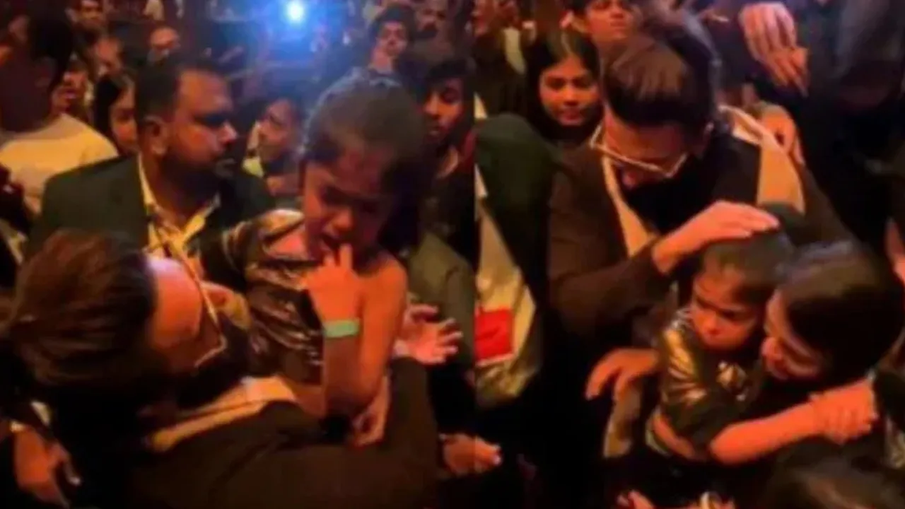 Ranveer Singh Spotted A Crying Girl In Crowd